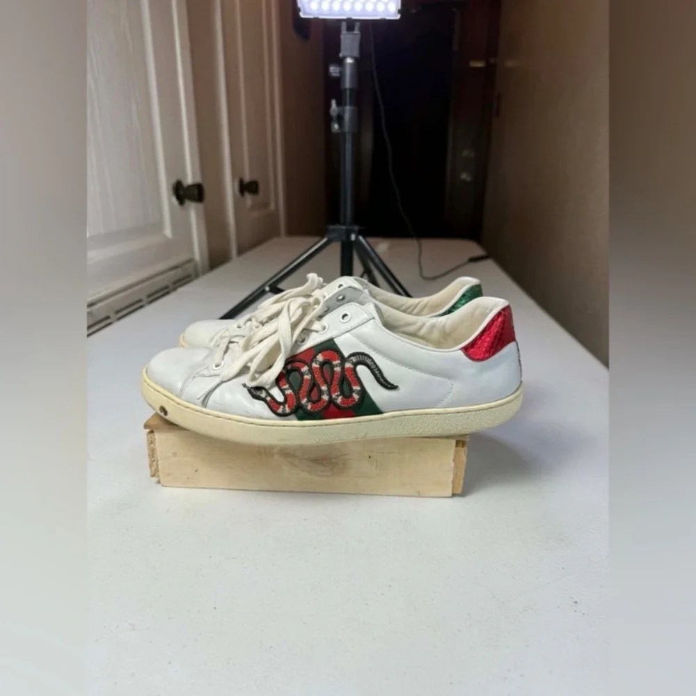 Mens Gucci Ace Embroidered Low Top Sneaker White Leather Snake Size 8 Used